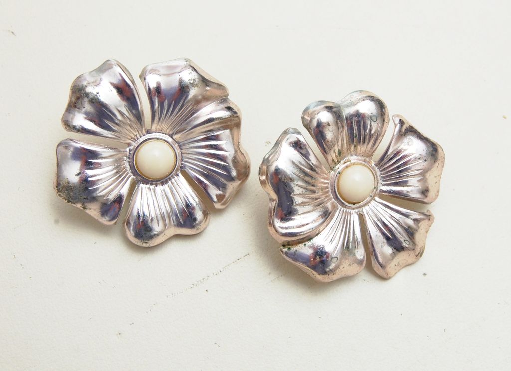 Pink Metal and Celluloid Flower Earrings Pink Metal and Celluloid Flower Earrings