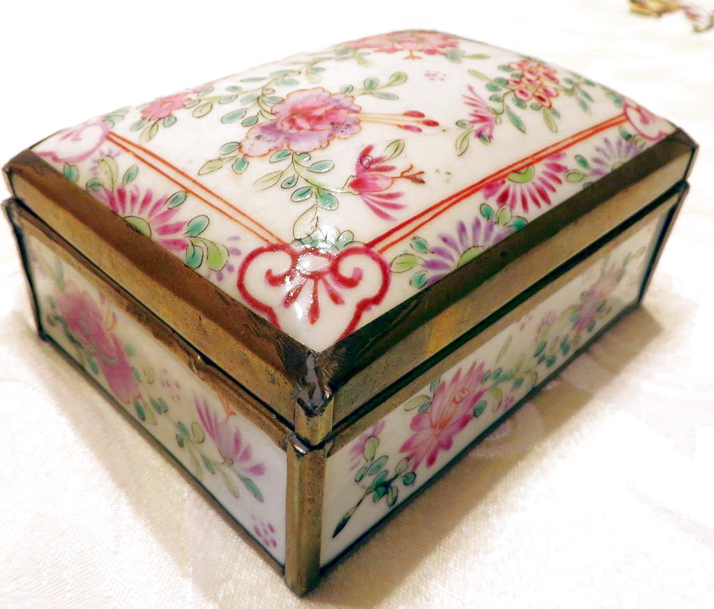 Samson Style Chinese Export Porcelain Box Samson Style Chinese Export Porcelain Box