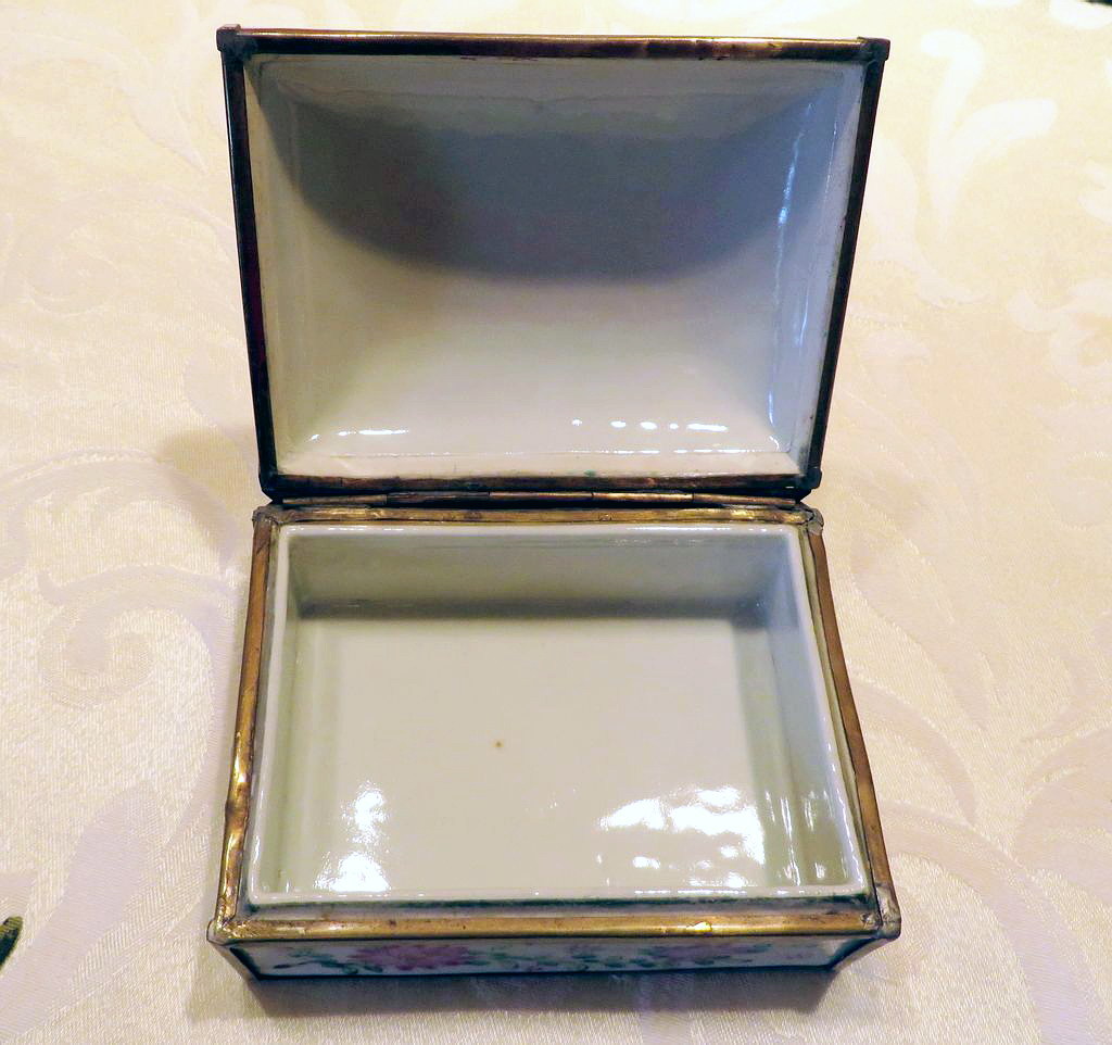 Samson Style Chinese Export Porcelain Box Samson Style Chinese Export Porcelain Box