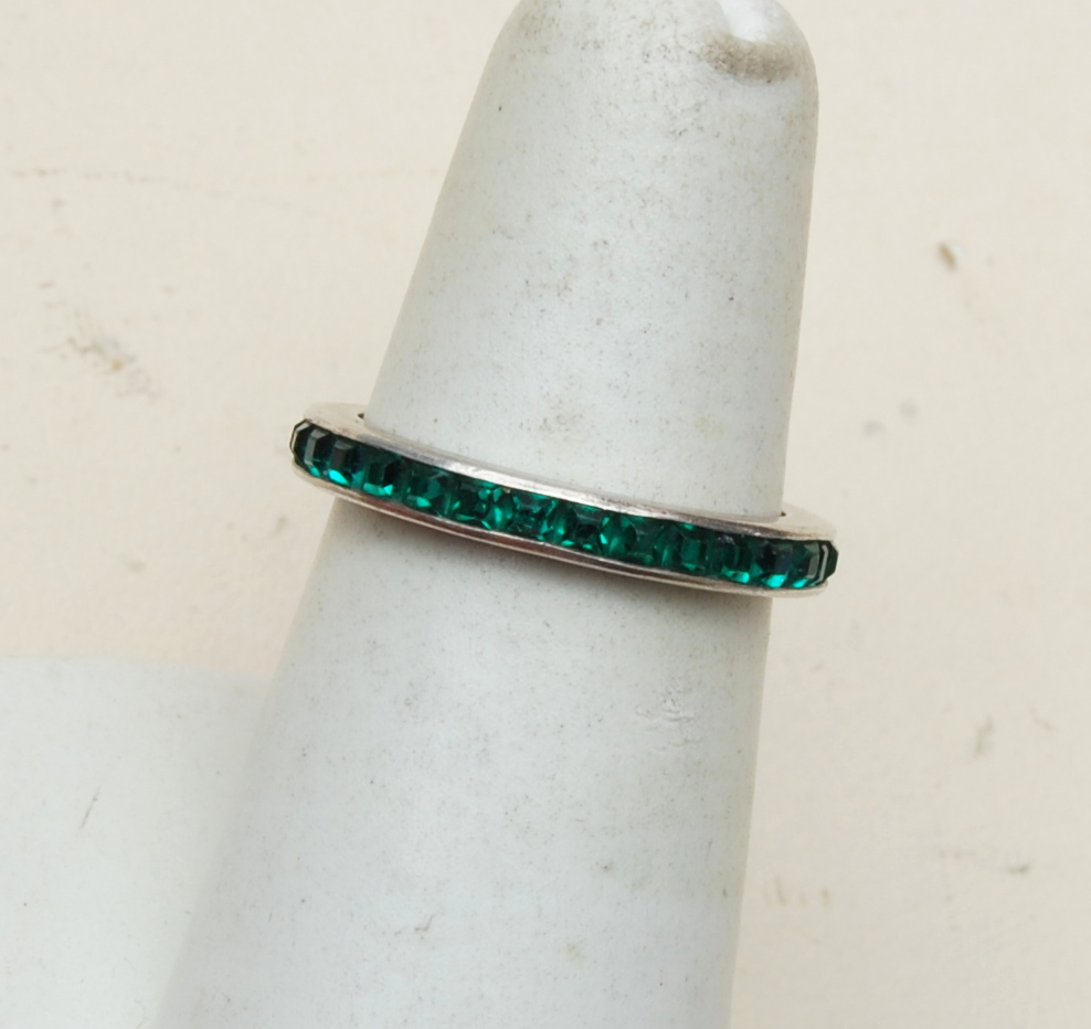 Sterling Trifari Eternity Green Ring - 5-1/2 Sterling Trifari Eternity Green Ring - 5-1/2