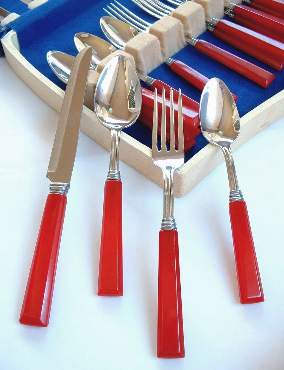 FINEST Vintage BAKELITE Kitchenware Flatware Set In Box 24 Pieces ROYAL BRAND Signed - MINT! FINEST Vintage BAKELITE Kitchenware Flatware Set In Box 24 Pieces ROYAL BRAND Signed - MINT!