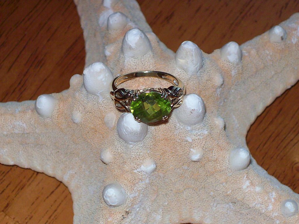 Chinese Peridot Ring in 10 Karat Yellow Gold Chinese Peridot Ring in 10 Karat Yellow Gold