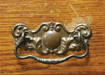 Types of Antique Drawer Pulls With Pictures