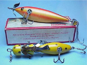VINTAGE TACKLE BOX WITH OLD FISHING LURES / HEDDON, CREEK CHUB, SOUTH BEND,  ETC.