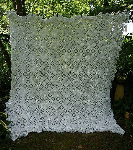 Dahlia Bedspread free online crochet pattern from crochet kitty