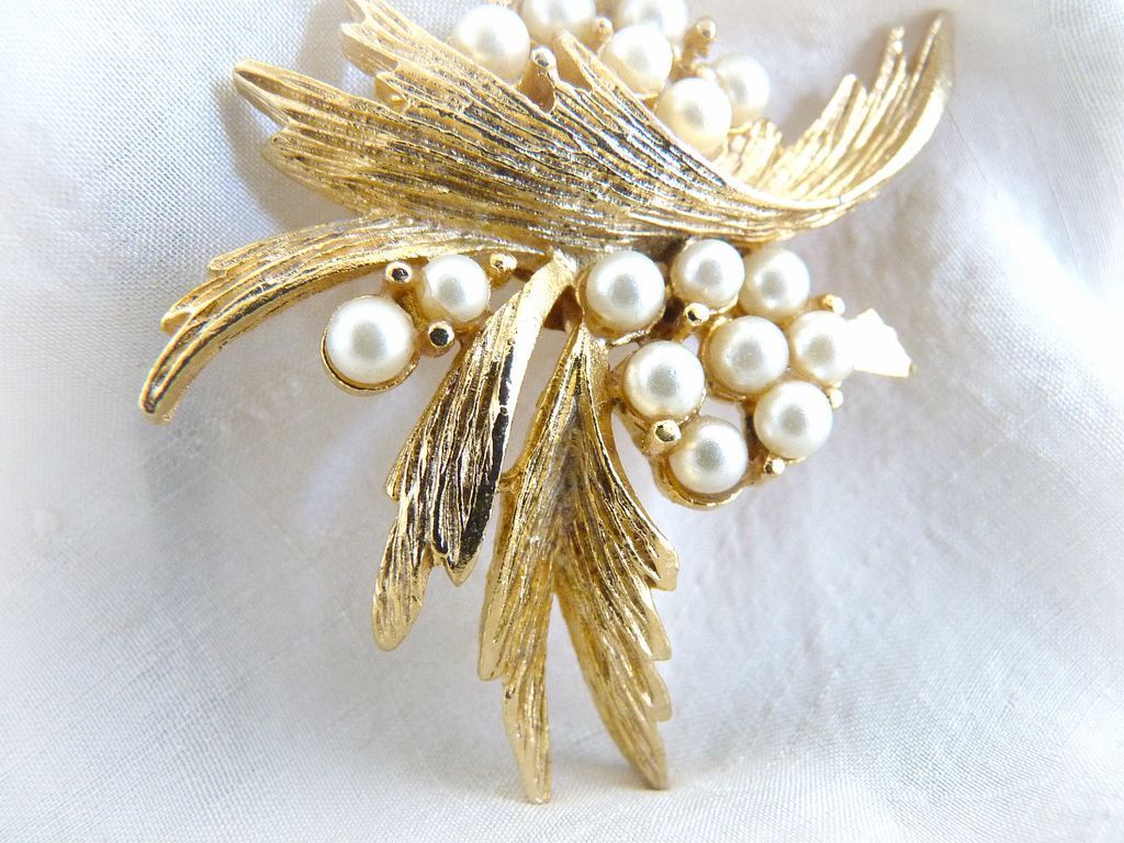 Vintage faux pearl brooch gold leaves 1950s from victoriascurio on Ruby ...