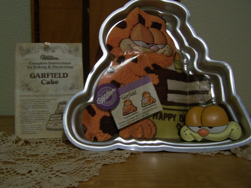 Garfield Character Wilton Cake Pan from wings on Ruby Lane